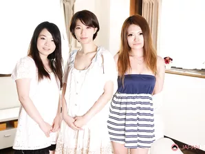 Three Japanese girls twerk after getting completely naked
