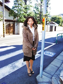 Hot Asian MILF Mako Shinozuka shows her hairy pussy up close after sex